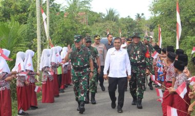 Kapok Sahli Pangdam IM Disambut Meriah Bentangan Bendera Merah Putih oleh Pelajar di Penutupan TMMD Abdya